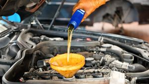 Kekentalan Oli untuk Mobil di Atas 10 Tahun, Sebaiknya Kental atau Encer?