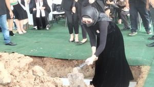 Antarkan Sang Ayah Menuju Peristirahatan Terakhir, Angelina Sondakh Cangkul Tanah Sendiri 