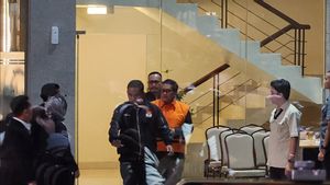 Berompi Oranye, Hasto Kristiyanto Ditahan KPK