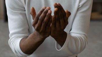 القانون يفرك الوجه بعد الصلاة، هكذا رأي العلماء