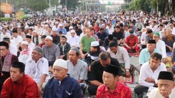 rallah salat avant l'église de Jaktim, preuve d'harmonie religieuse