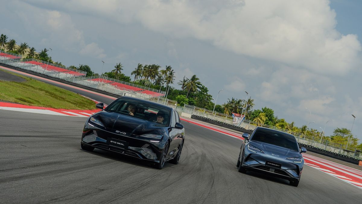 Menjajal Langsung BYD Seal 2025 di Mandalika: Sedan Listrik Kencang, Nyaman, dan Canggih!