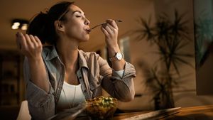 Suka <i>Ngemil</i> Malam Hari? Ikuti 5 Tips Makan Camilan secara Sehat